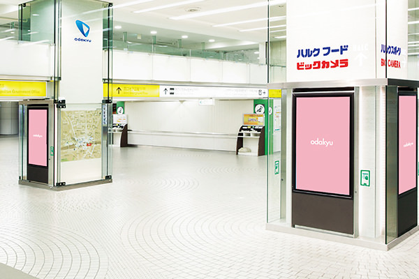 新宿駅西口 デジタルピラーセット 駅メディア 小田急交通広告